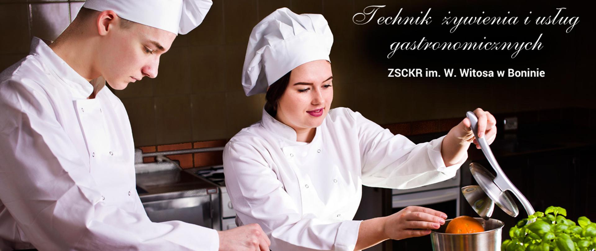 uczniowie Technikum Żywienia i Usług Gastronomicznych przygotowują potrawy 