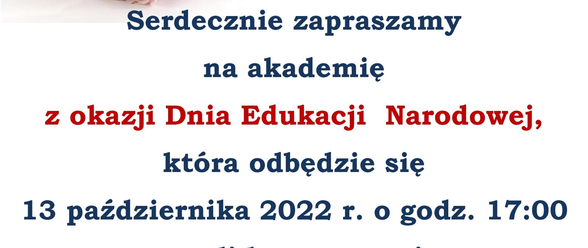 Grafika z informacjami tekstowymi dotyczącymi akademii z okazji DEN. Tekst czarny i czerwony. W ramce o góry napis "zaproszenie". Poniżej bukiet różowych róż.