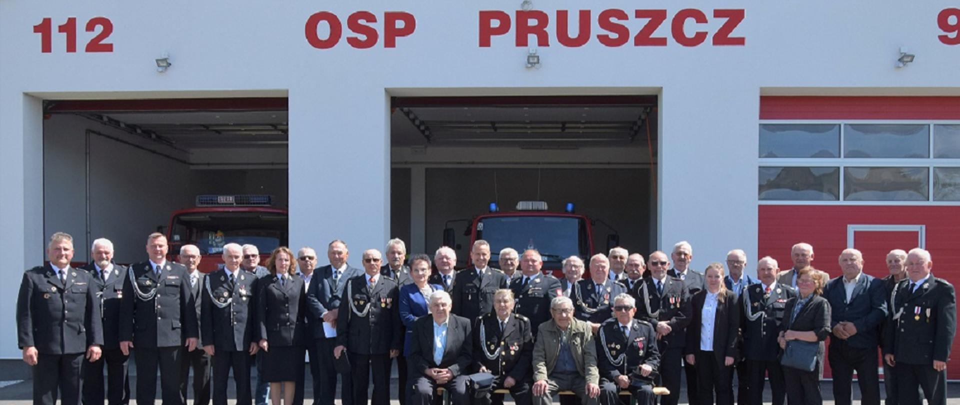 Na zdjęciu strażacy z gminy Pruszcz podczas spotkania, na którym wręczono decyzje Komendanta Powiatowego Państwowej Straży Pożarnej w Świeciu o świadczeniach ratowniczych