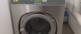Zdjęcie przedstawia pralnicę