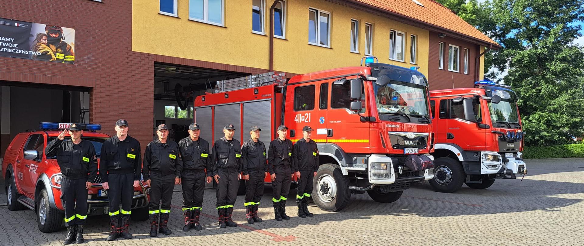 strażacy oddają hołd