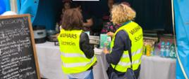 Inspektorki IJHARS na stoisku podczas dożynek przekazują ulotki