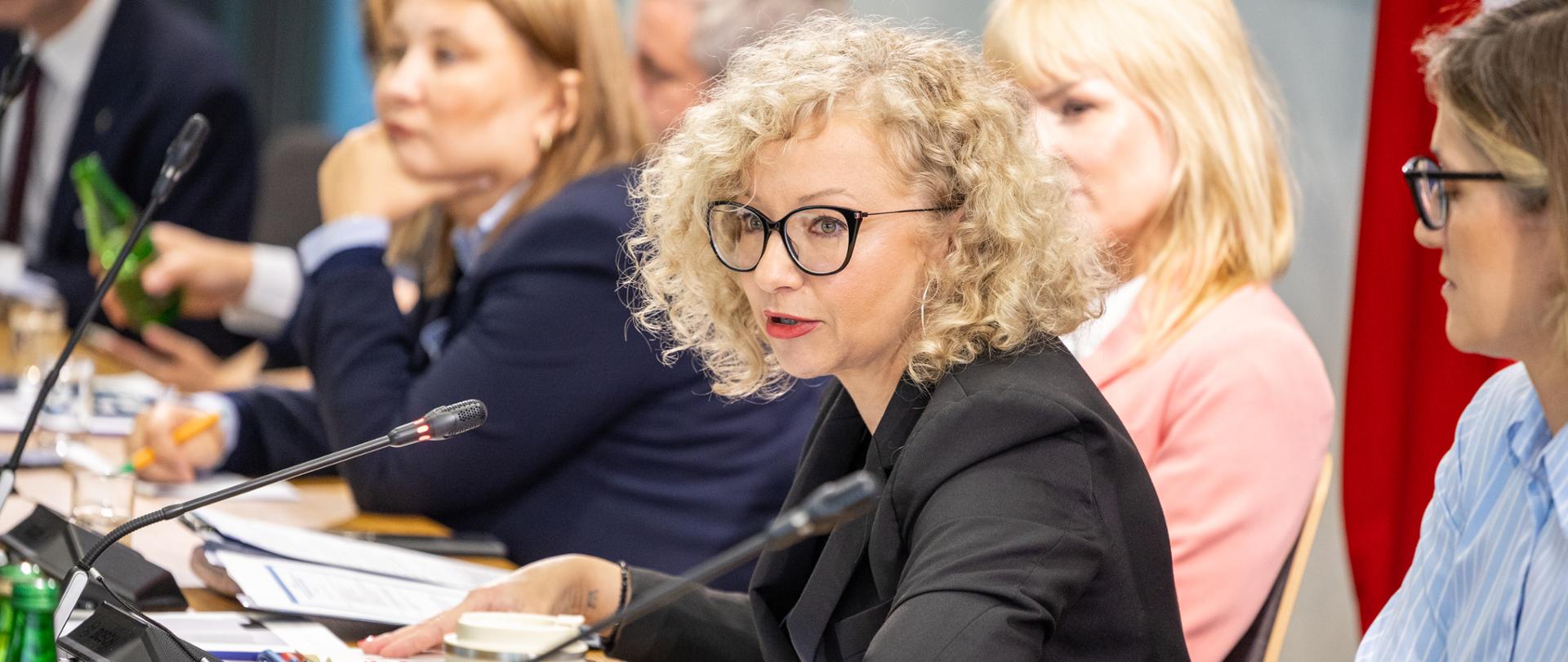 Sekretarz Stanu w KPRM Katarzyna Kotula przemawiająca podczas konferencji