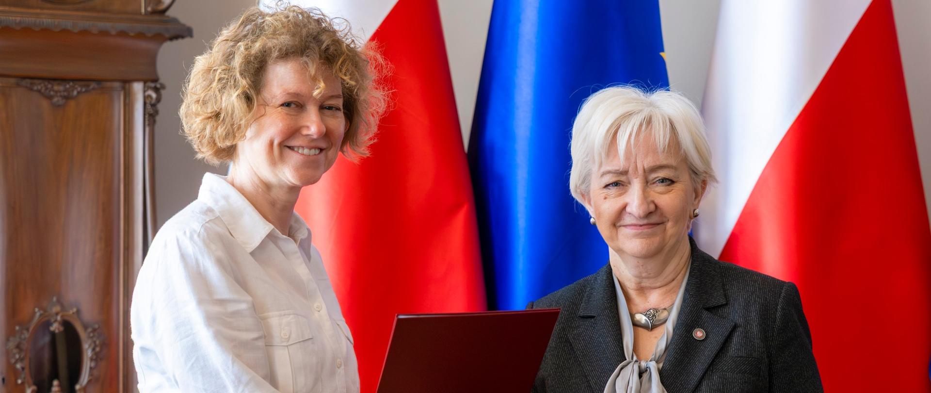 Prof. Joanna Trelińska - konsultant wojewódzki w zakresie onkologii i hematologii dziecięcej wspólnie z wojewodą łódzkim Dorotą Ryl 