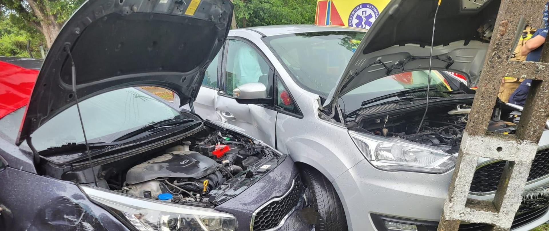 Dwa samochody osobowe po wypadku komunikacyjnym