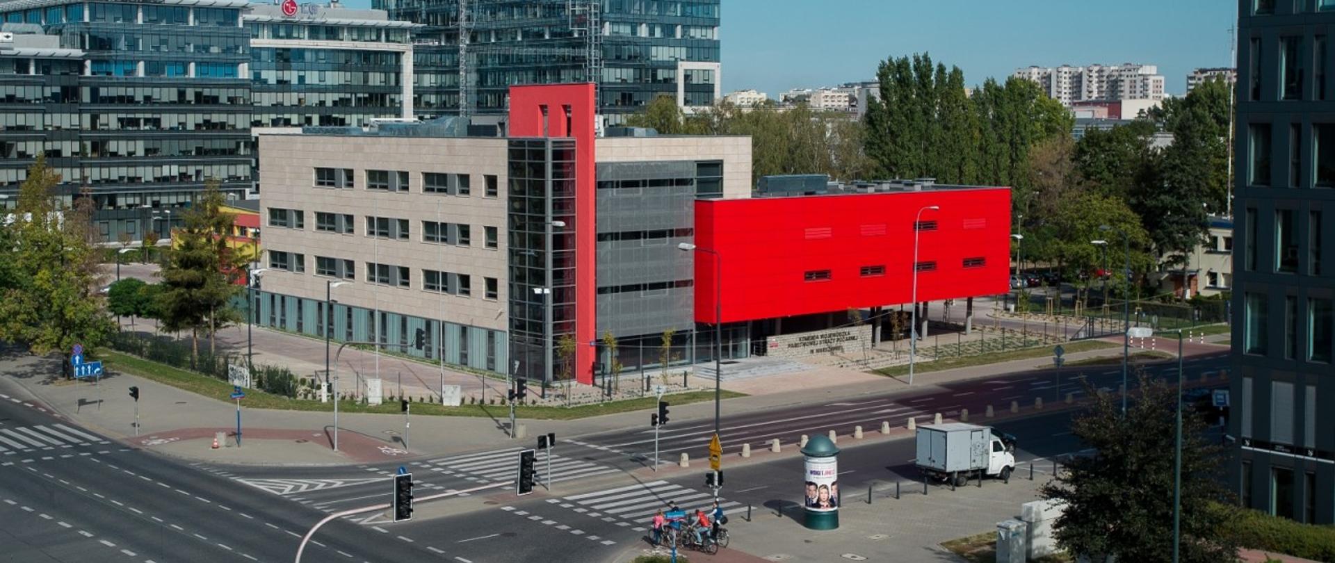 Widok Komendy Wojewódzkiej PSP w Warszawie latem