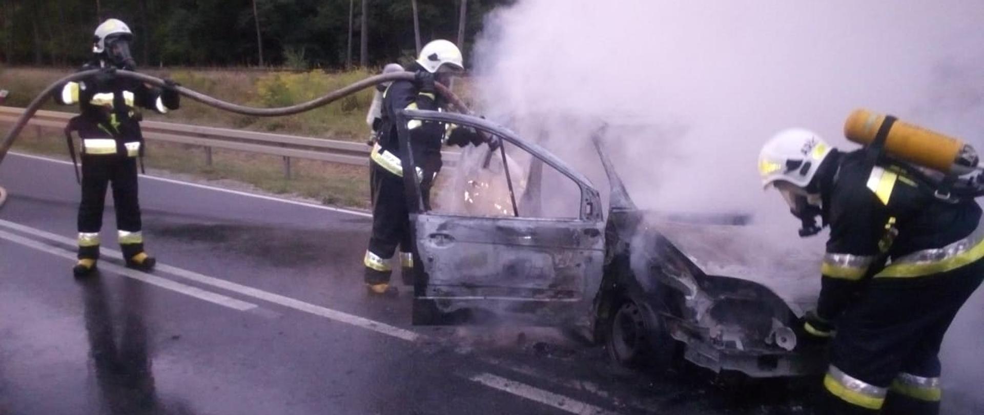 Na zdjęciu strażaków gaszących pojazd osobowy