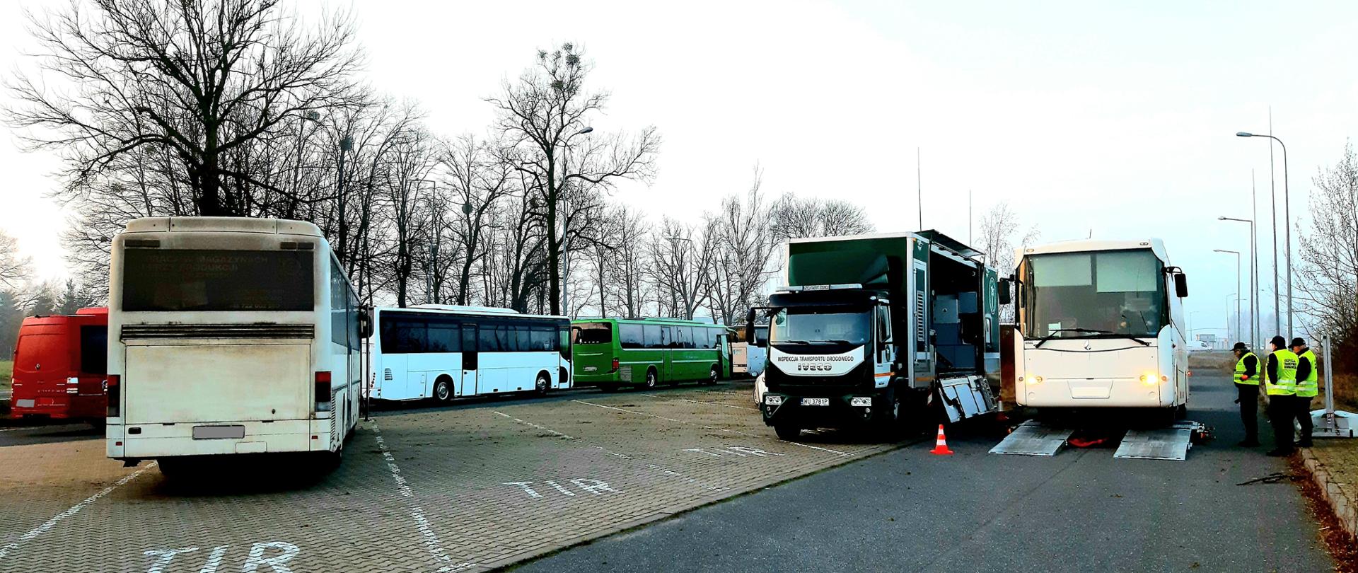 Pojazdy na stanowisku kontroli