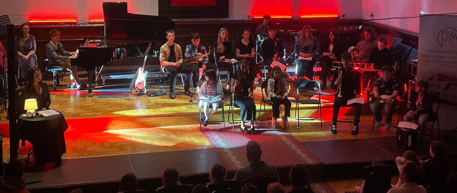 wykonawcy koncertu "Bajka muzyczna" przeznaczonego dla kandydatów do PSM I stopnia w Mielcu ona scenie w Sali Królewskiej