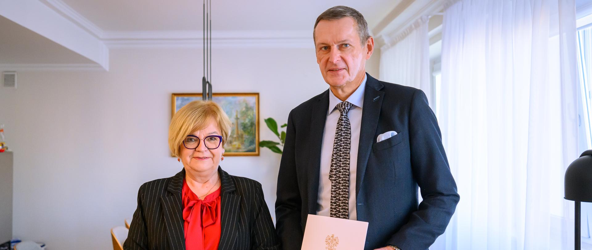 Zdjęcie przedstawia wojewodę podkarpackiego Teresę Kubas-Hul i konsultanta wojewódzkiego w dziedzinie hematologii