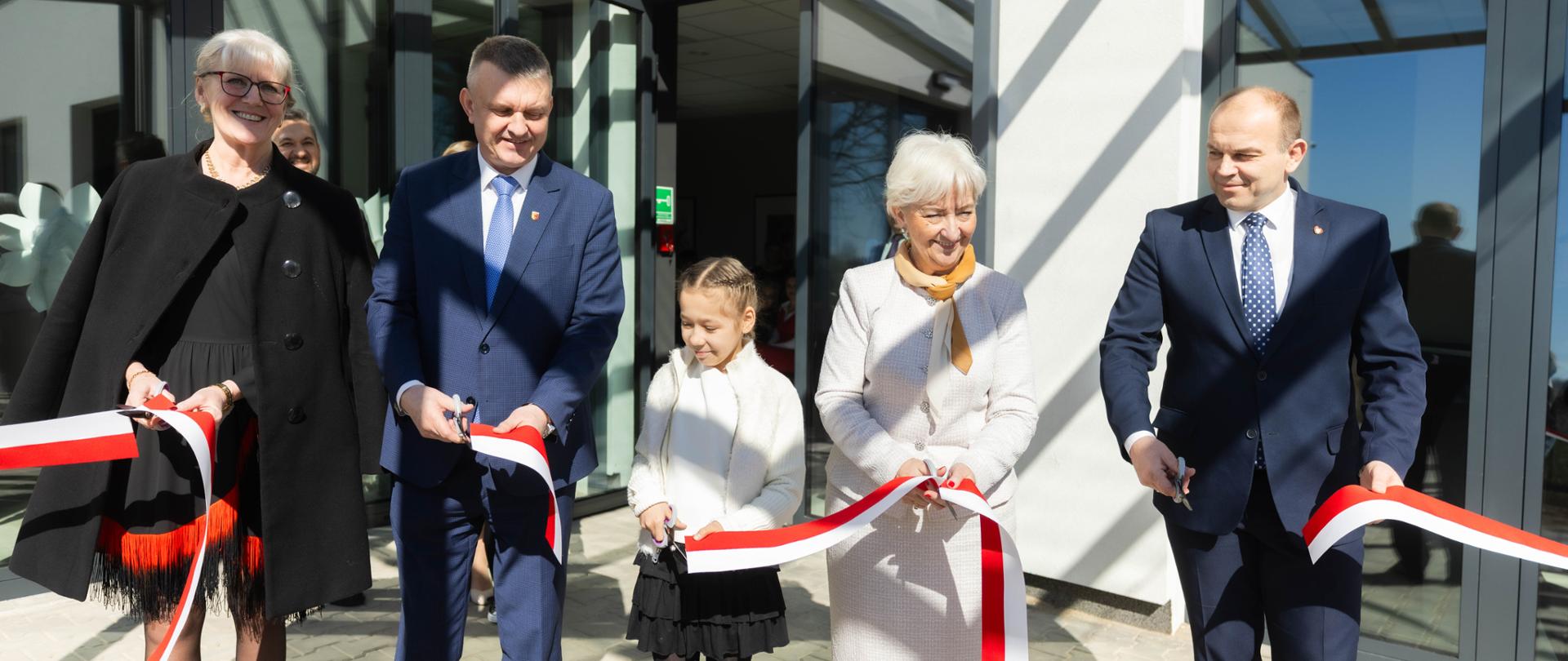 Uroczystość przecięcia wstęgi przez zaproszonych na uroczystość gości 