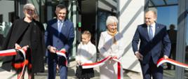 Uroczystość przecięcia wstęgi przez zaproszonych na uroczystość gości 