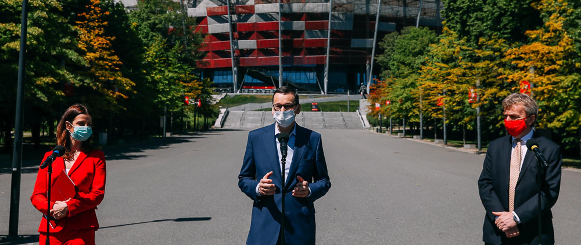 Mateusz Morawiecki, Danuta Dmowska-Andrzejuk oraz Zbigniew Boniek podczas konferencji pod PGE Narodowym.