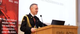 Komendant Główny nadbrygadier Andrzej Bartkowiak na mównicy podczas powitania uczestników