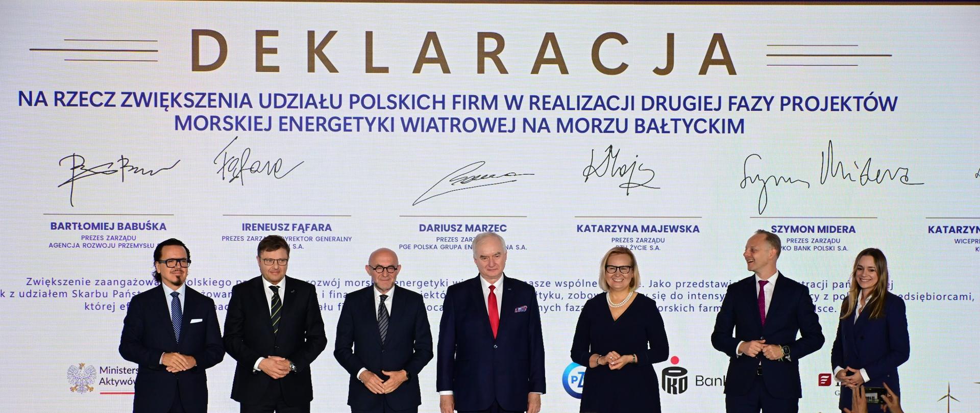 Minister Wojciech Balczun oraz sygnatariusze deklaracji w sprawie zwiększenia udziału polskich firm w drugiej fazie budowy morskich farm wiatrowych na Bałtyku.