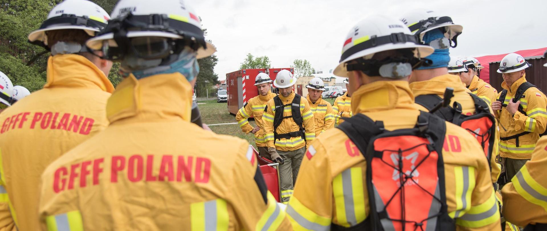 Na zdjęciu widać pracę strażaków podczas akcji gaszenia pożaru lasów