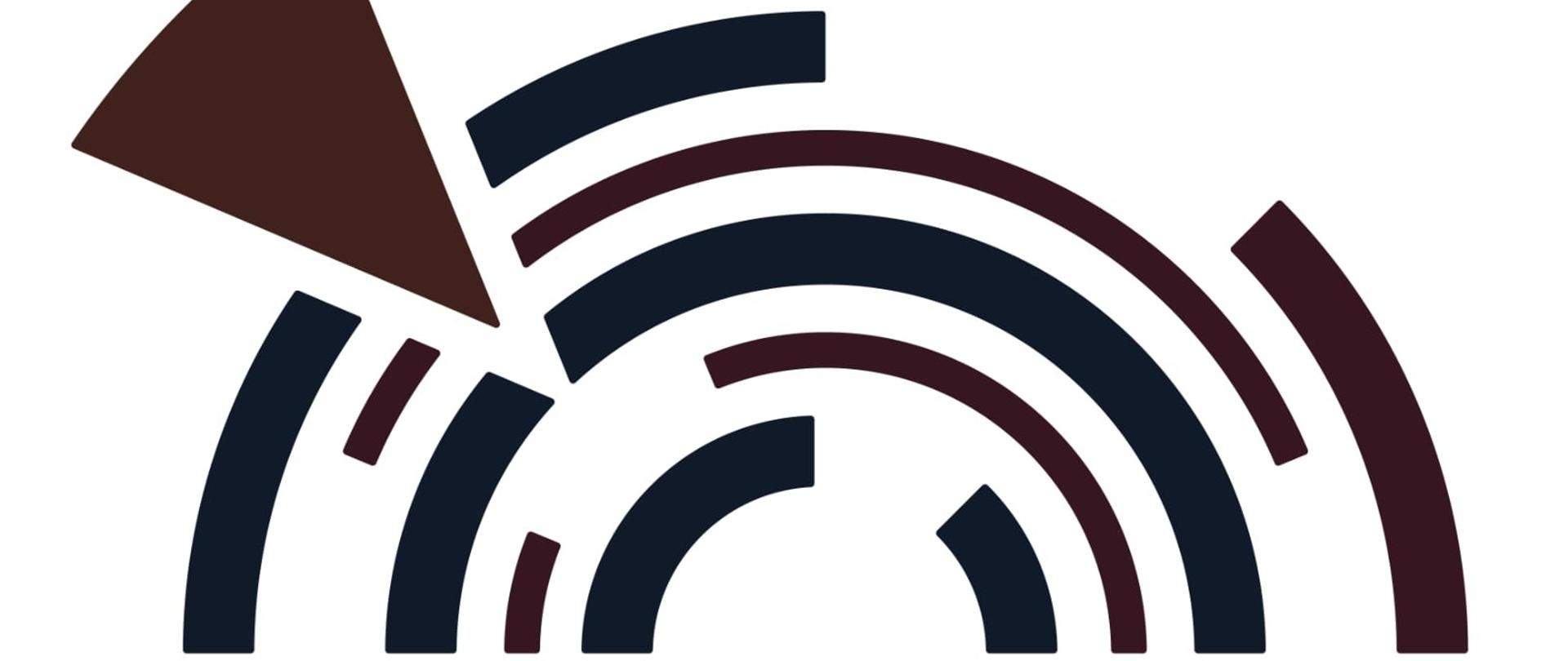 Grafika przedstawia logo XII Triennale Rzeźby w Drewnie Zakopane 2025. Autor projektu: Tomasz Różak
Na białym tle w górnej części widzimy schematycznie przedstawiony widok z góry pnia drzewa. Półokręgi od małego do większego mają kolor ciemnego brązu i czerni. Po lewej stronie dodatkowo widzimy brązowy trójkąt, który wygląda jak drewniany klin wbity w pień drzewa. Poniżej widzimy napis w kolorze ciemnego brązu: XII Triennale Rzeźby w Drewnie i na dole czarny napis Zakopane 2025