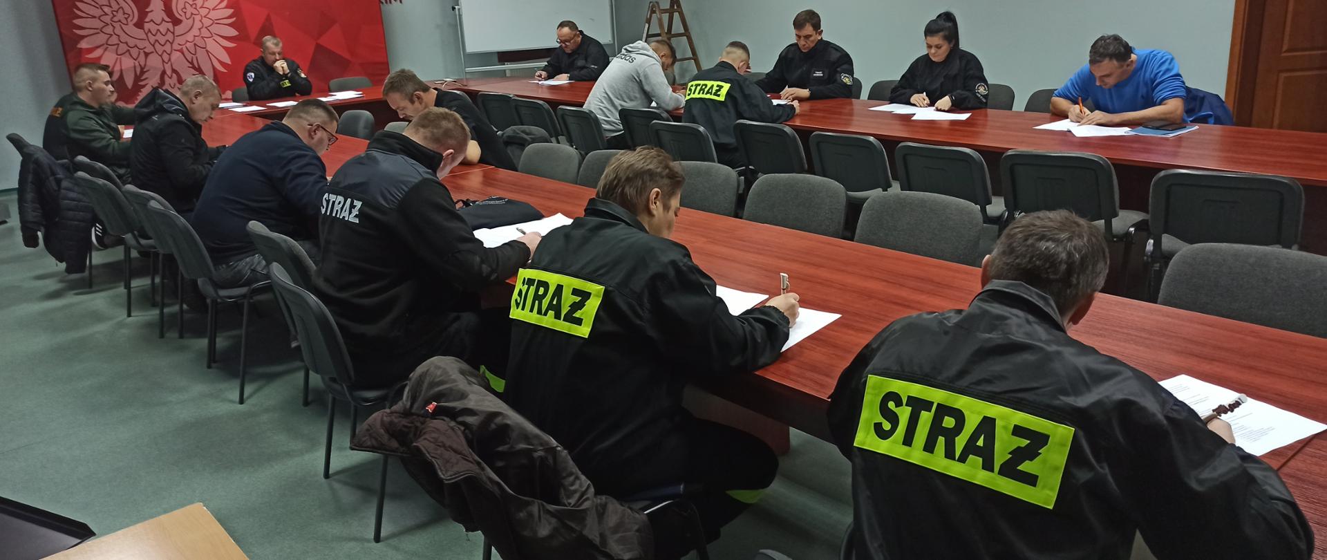 Druhowie OSP podczas egzaminu