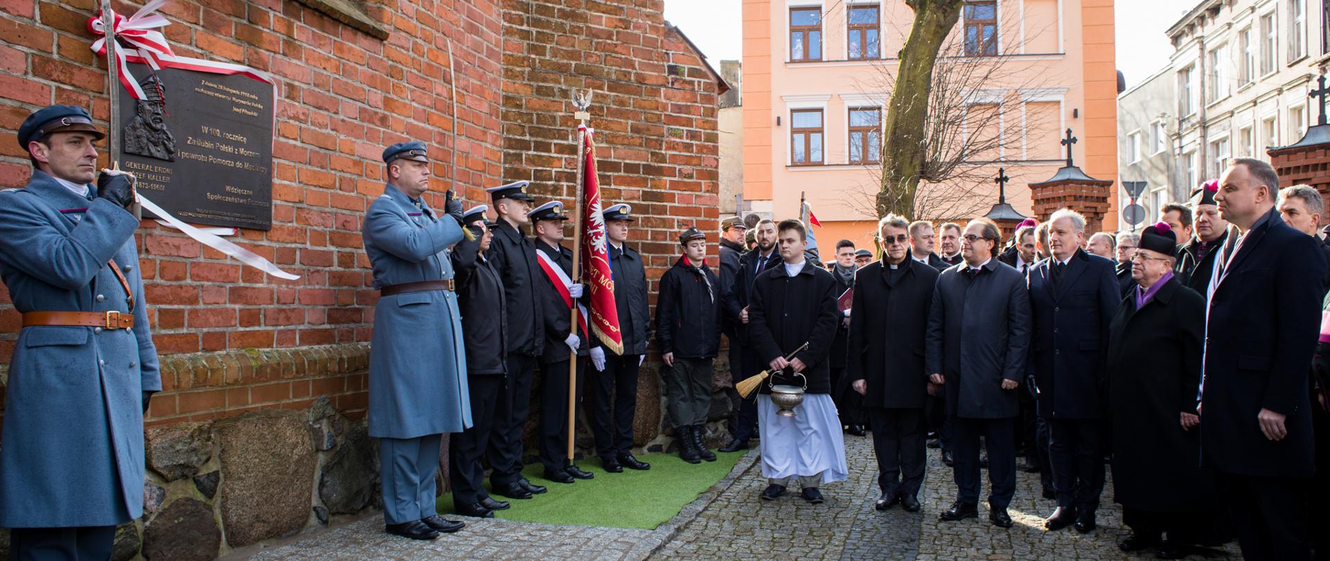 Odsłonięcie tablicy pamiątkowej upamiętniającej Zaślubiny Polski z Morzem