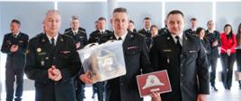 Komendant Miejski PSP w Katowicach st. bryg. Arkadiusz Korzeniewski wraz z Zastępcą Komendanta Miejskiego PSP w Katowicach bryg. Przemysławem Małoszewskim i Zastępcą Komendanta Miejskiego PSP mł. bryg, Dariuszem Paksem który trzyma upominki.