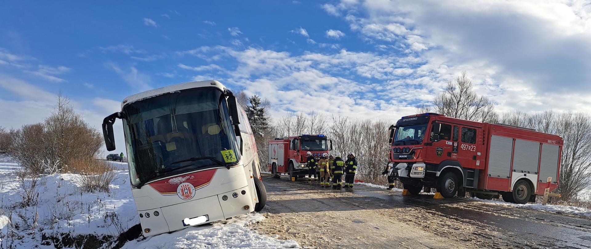Autobus zsunął się z drogi