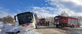 Autobus zsunął się z drogi