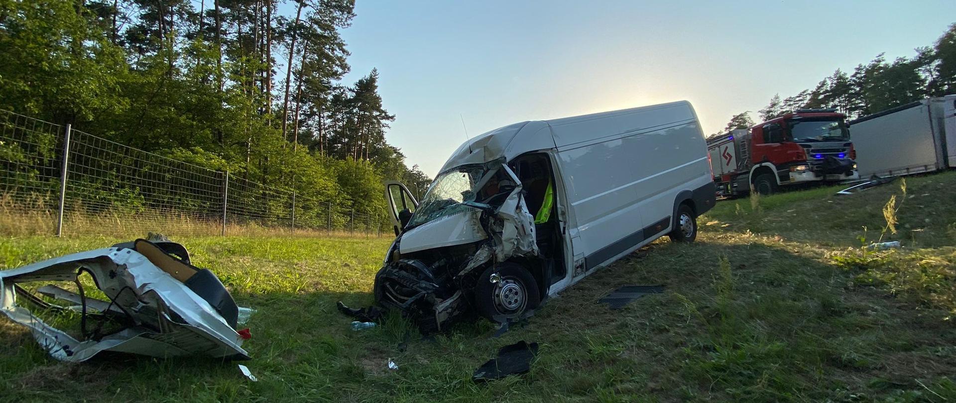 Uszkodzony bus na poboczu autostrady.