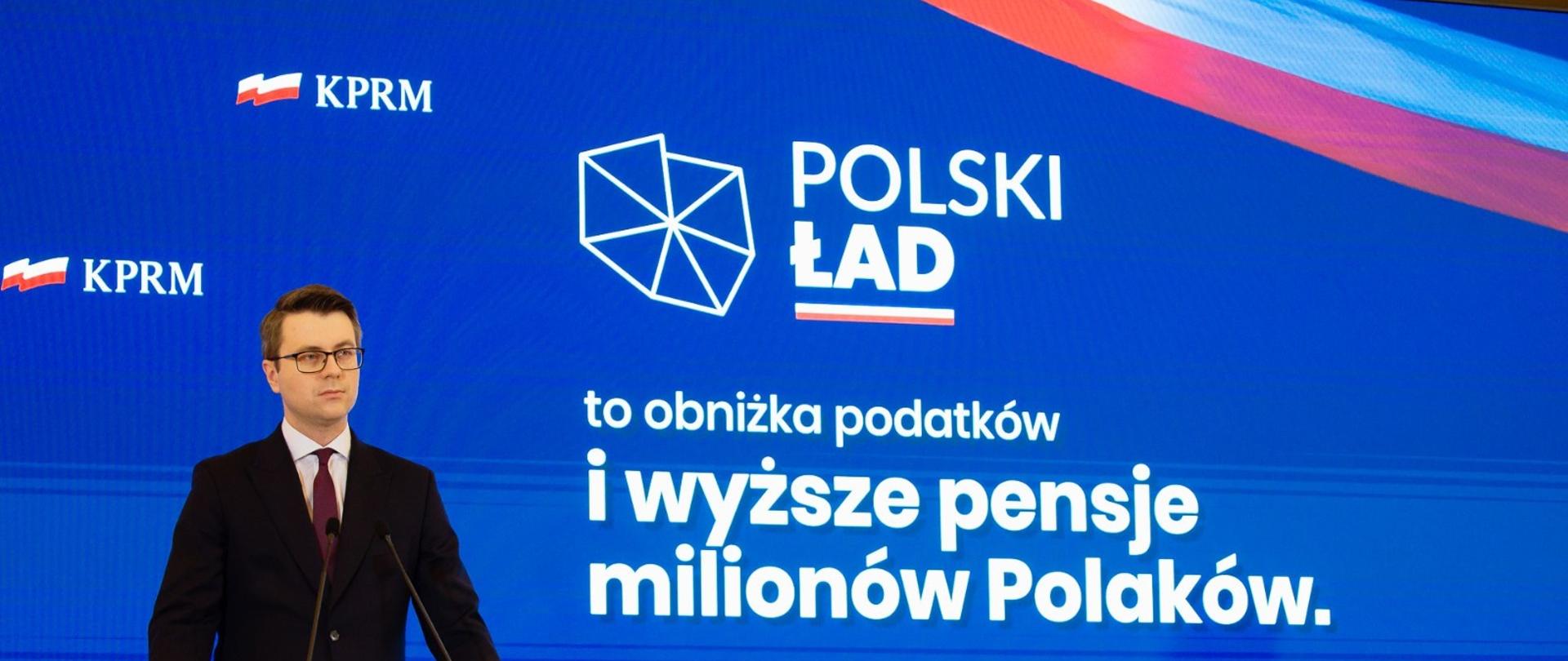 Rzecznik rządu Piotr Müller podczas konferencji prasowej.