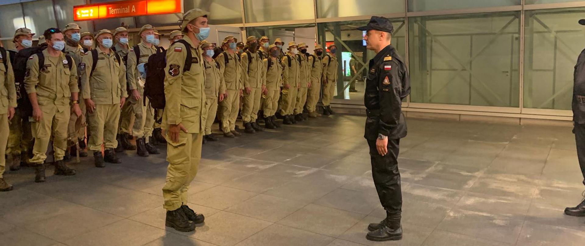 Powitanie strażaków przez komendanta głównego PSP nadbryg. Andrzeja Bartkowiaka