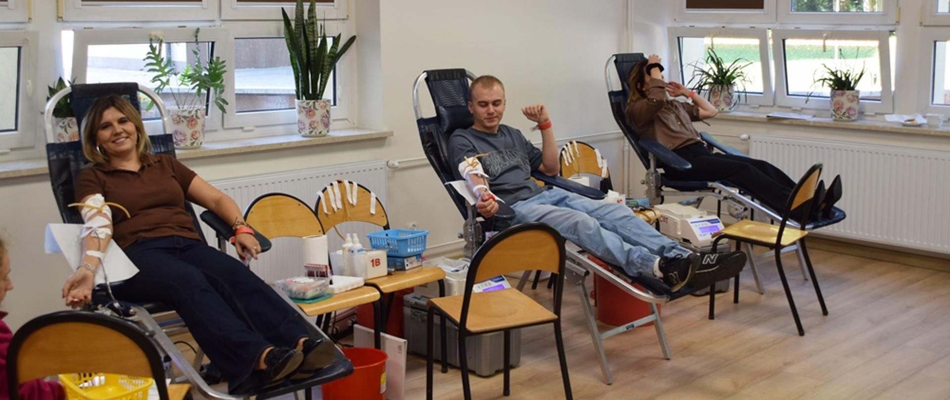honorowe oddawanie krwi przez pracowników i absolwentów