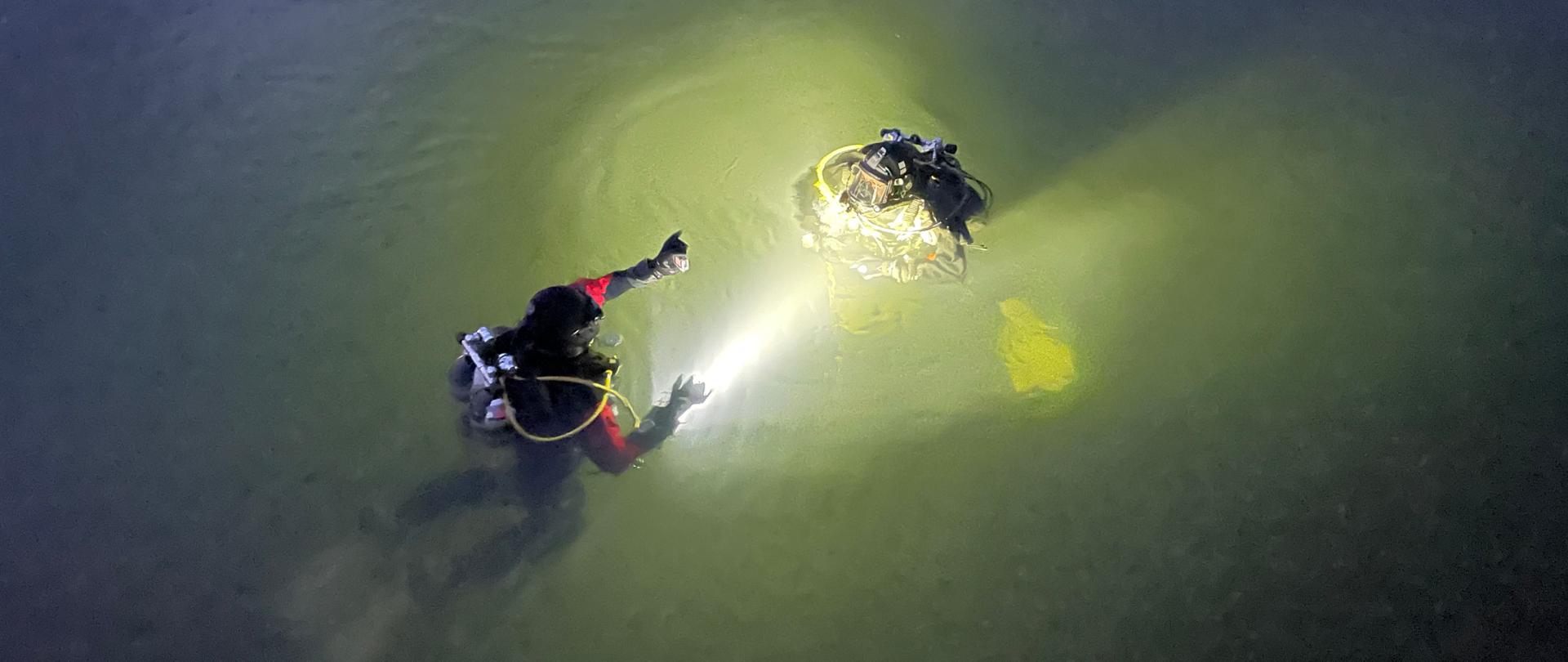 Nocne ćwiczenia poznańskich nurków