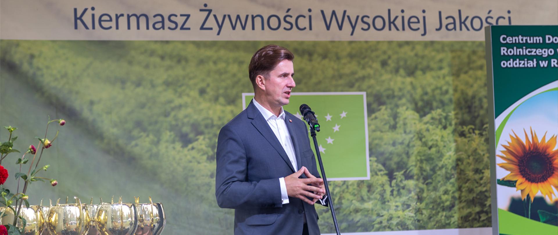 wiceminister Rafał Romanowski przemawiający do mikrofonu