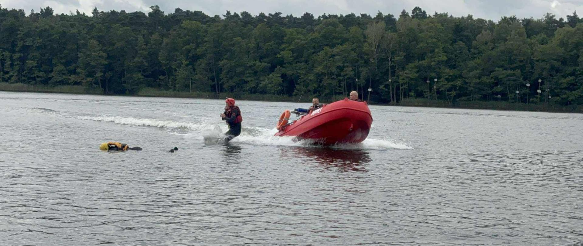 Ratownik skaczący do wody po poszkodowanego