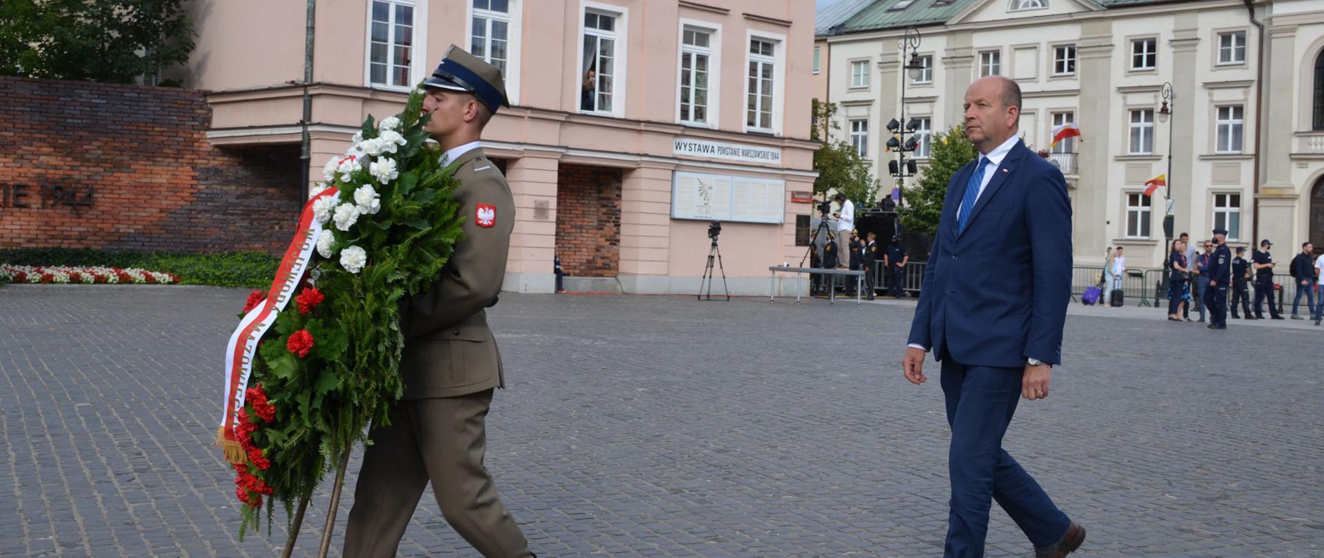 Wojewoda Mazowiecki podczas uroczystości składania wieńca pod Pomnikiem Powstania Warszawskiego. 