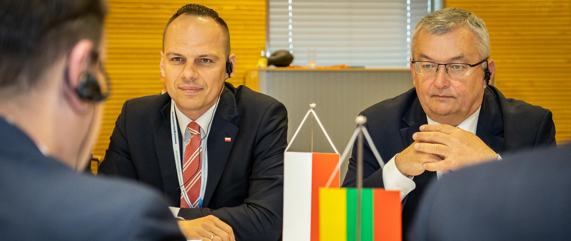 Ministrowie A. Adamczyk i R. Weber w trakcie rozmowy z delegacją litewską (1)