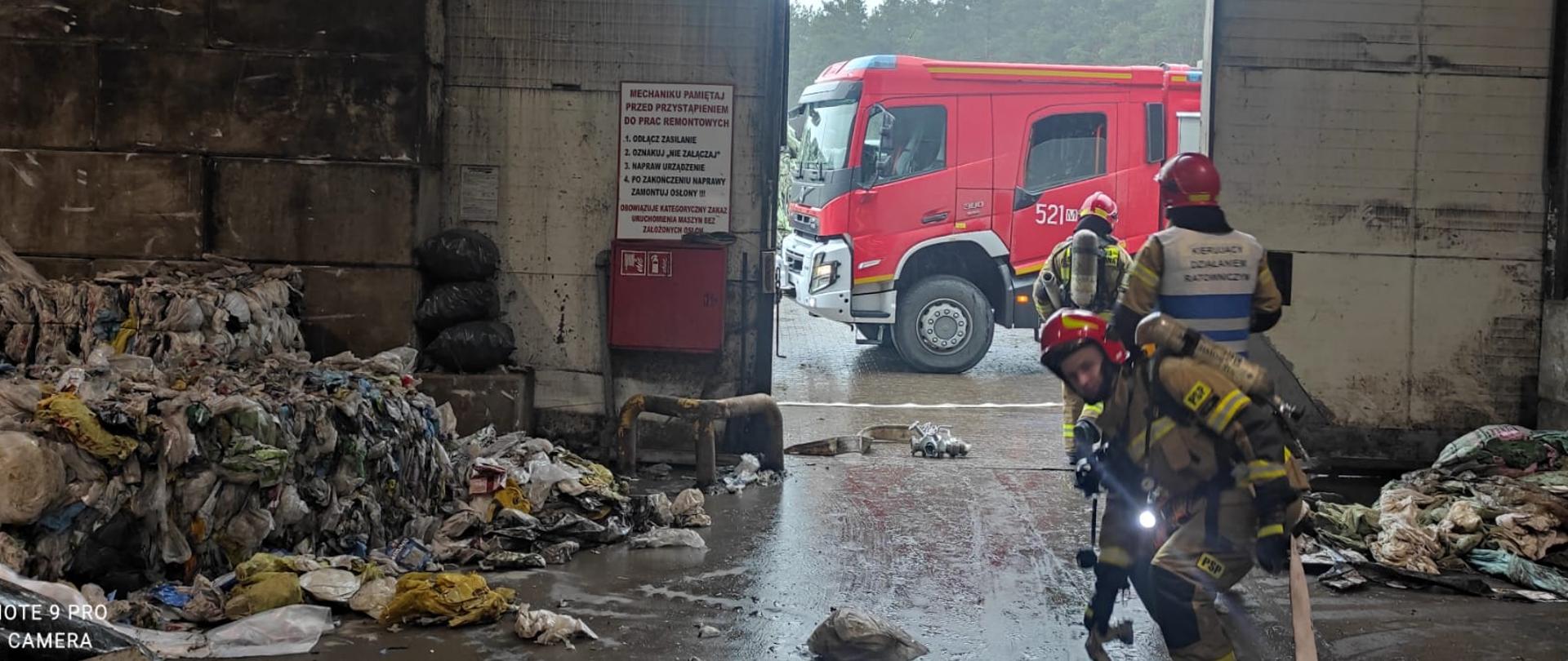 Strażackie ćwiczenia w zakładzie zajmującym się recyclingiem