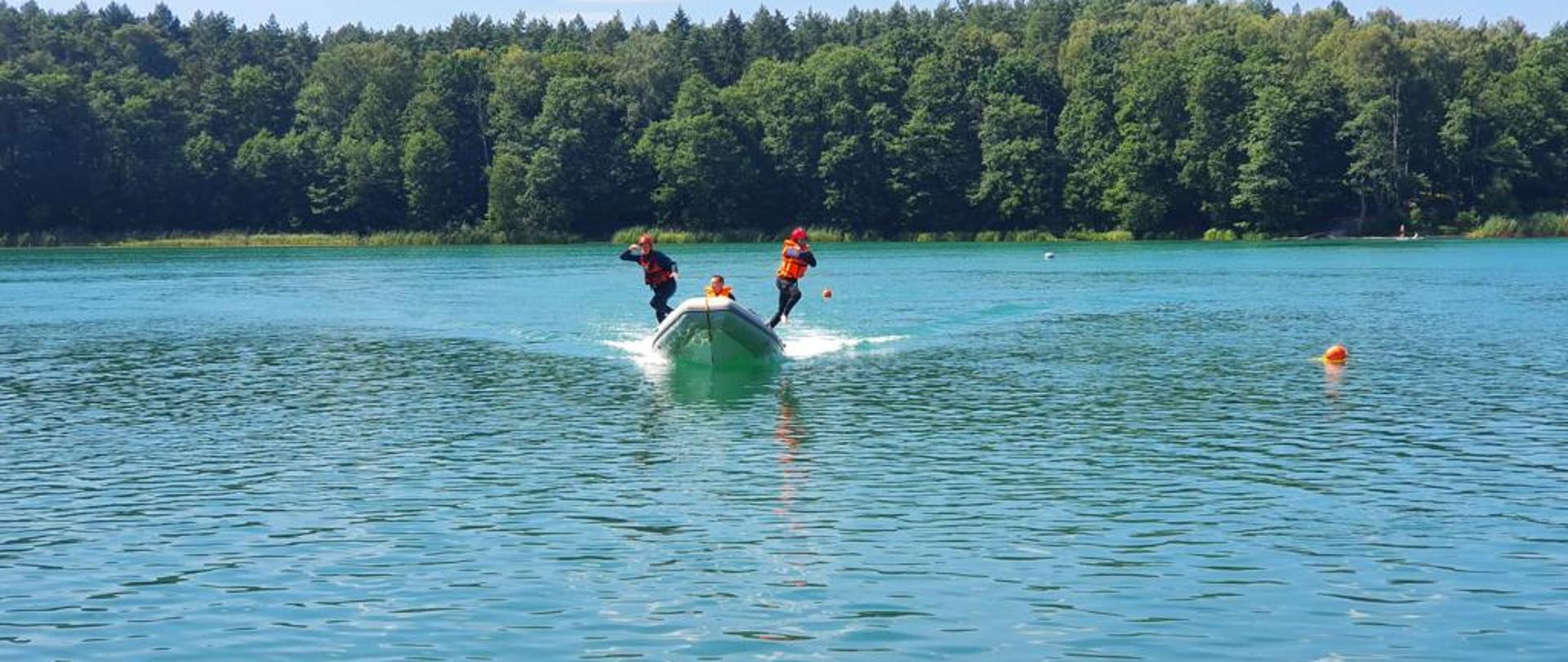 Na zdjęciu widnieją strażacy szkolący się z zakresu ratownictwa na obszarach wodnych. 