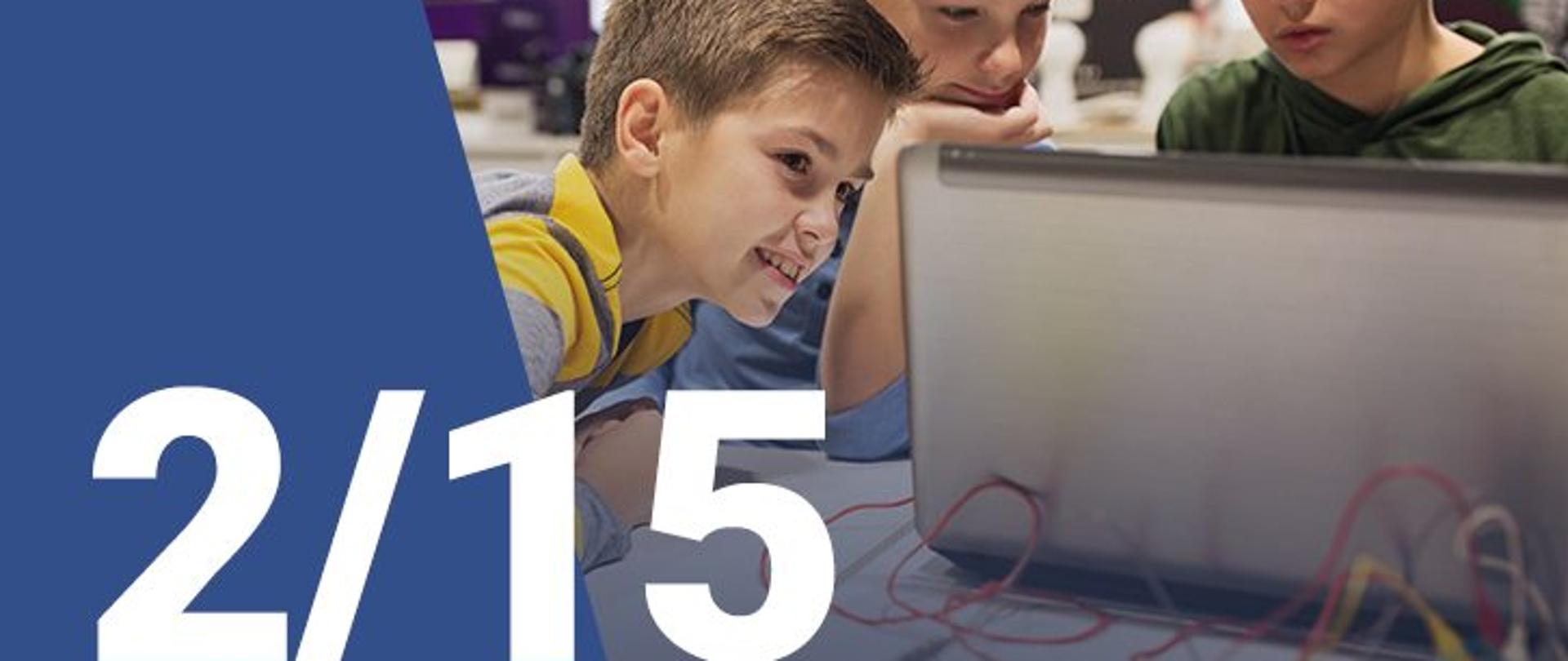 Na zdjęciu widzimy trzech chłopców patrzących na ekran laptopa. W dolnym lewym rogu widoczna jest numeracja zdjęcia (2/15)