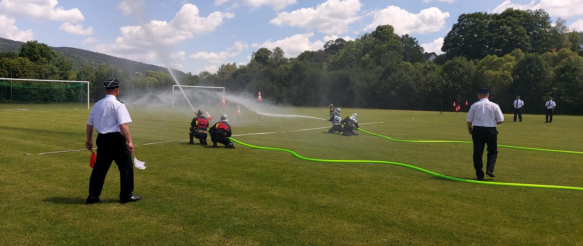 Zdjęcie przedstawia rywalizację podczas zawodów sportowo pożarniczych. 