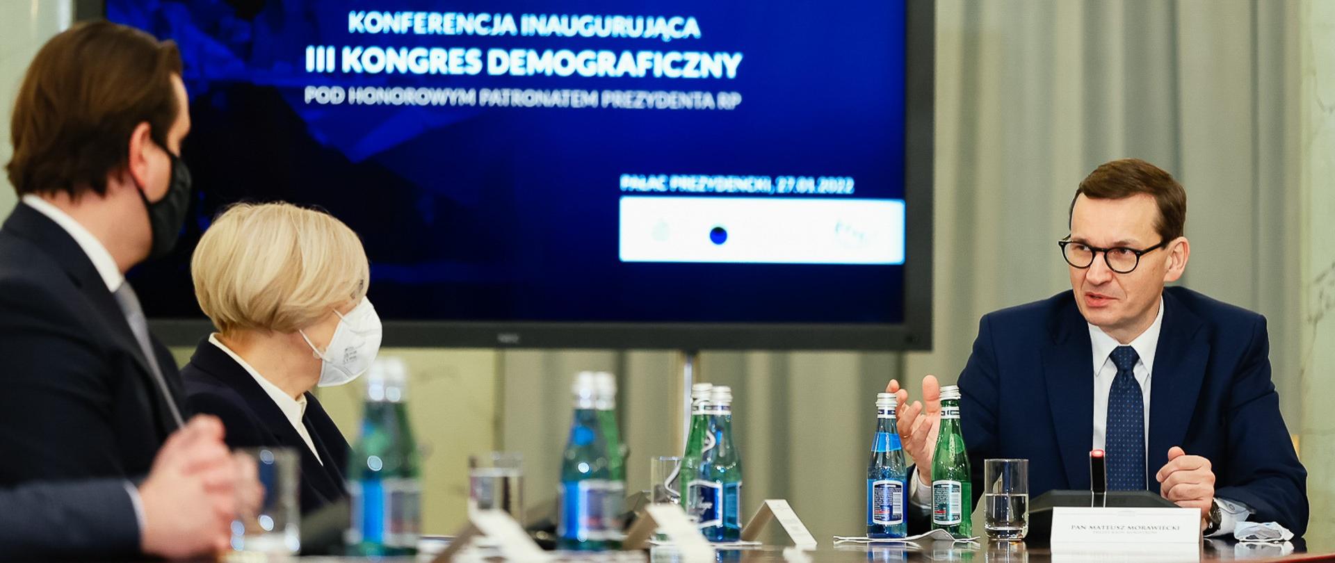 Premier Mateusz Morawiecki przemawia podczas konferencji.