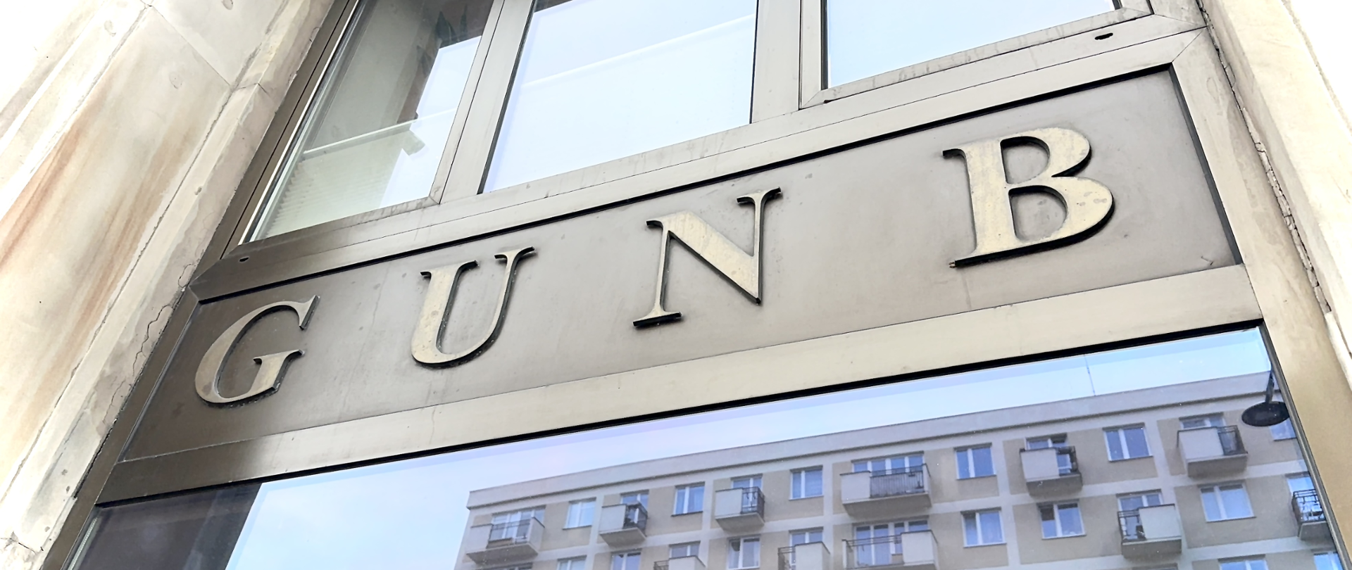 Napis GUNB nad wejściem do Głównego Urzędu Nadzoru Budowlanego.
