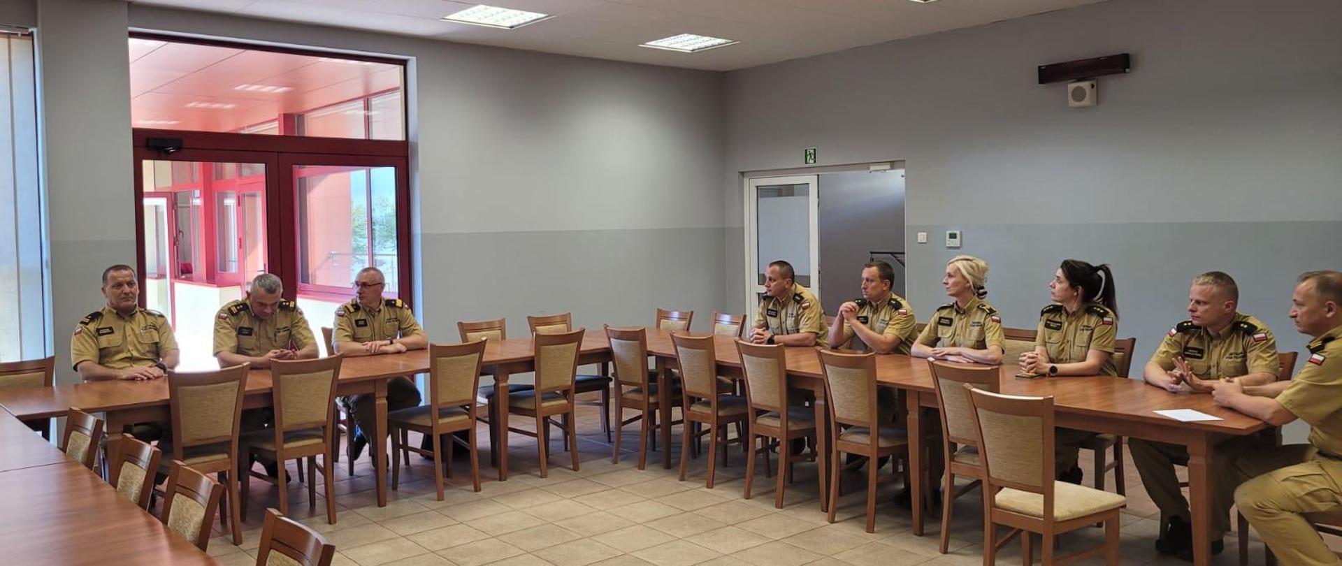 27 sierpnia 2024r., Komenda Powiatowa Państwowej Straży Pożarnej w Nowej Soli gościła Lubuskiego Komendanta Wojewódzkiego PSP nadbryg. Janusza Drozdę. Spotkanie miało na celu omówienie bieżących spraw związanych z funkcjonowaniem jednostki oraz planów na przyszłość.