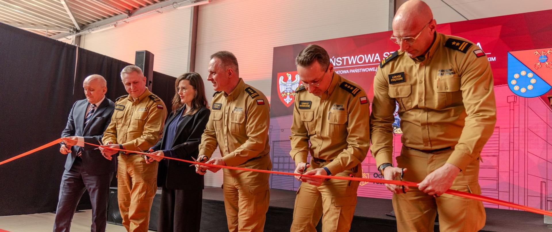 Przecięcie wstęgi na otwarcie hali