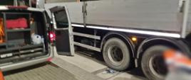 Zespół pojazdów z szambami betonowymi na wagach podkarpackiej Inspekcji Transportu Drogowego.