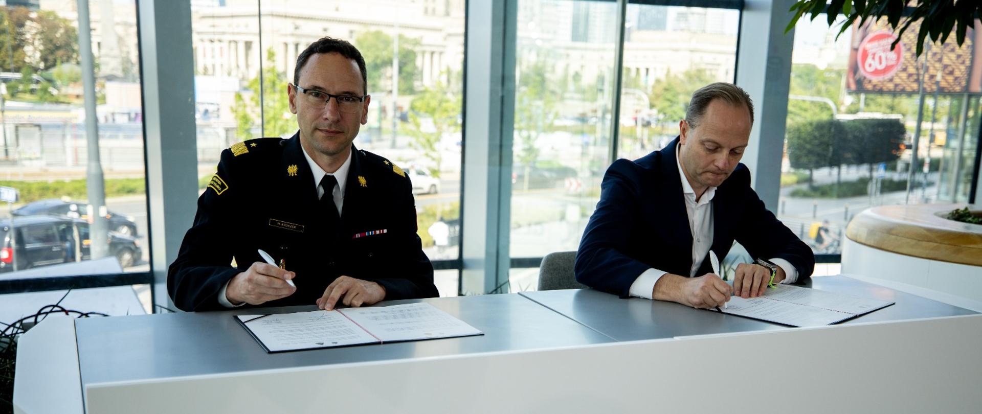 Na zdjęciu komendant główny PSP i dyrektor PKO