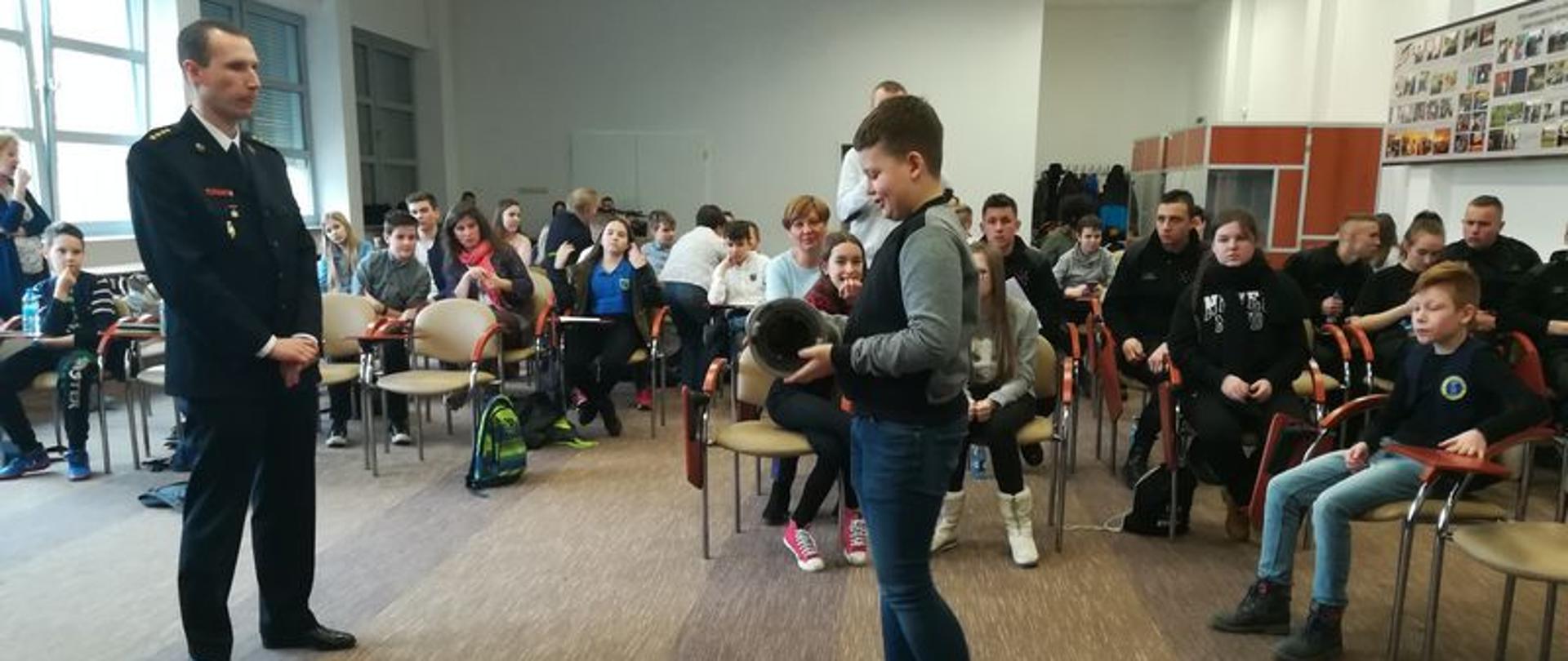 Zdjęcie przedstawia młodzież podczas eliminacji do turnieju