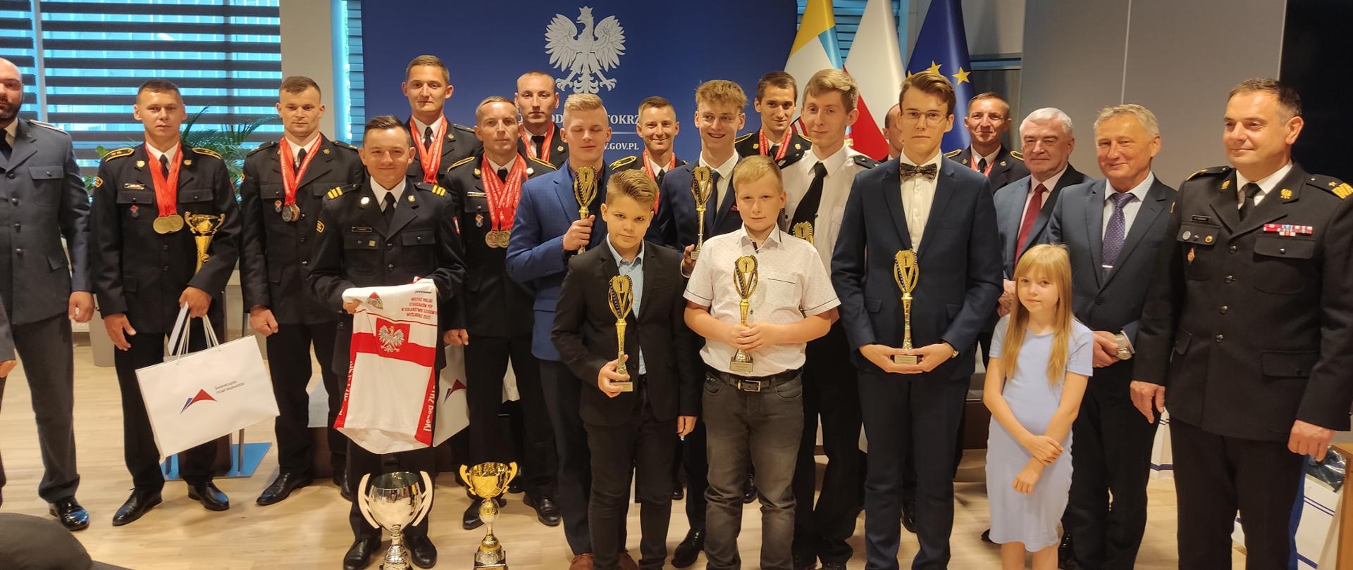 Na zdjęciu wszyscy nagrodzeni razem pozują do pamiątkowej fotografii.