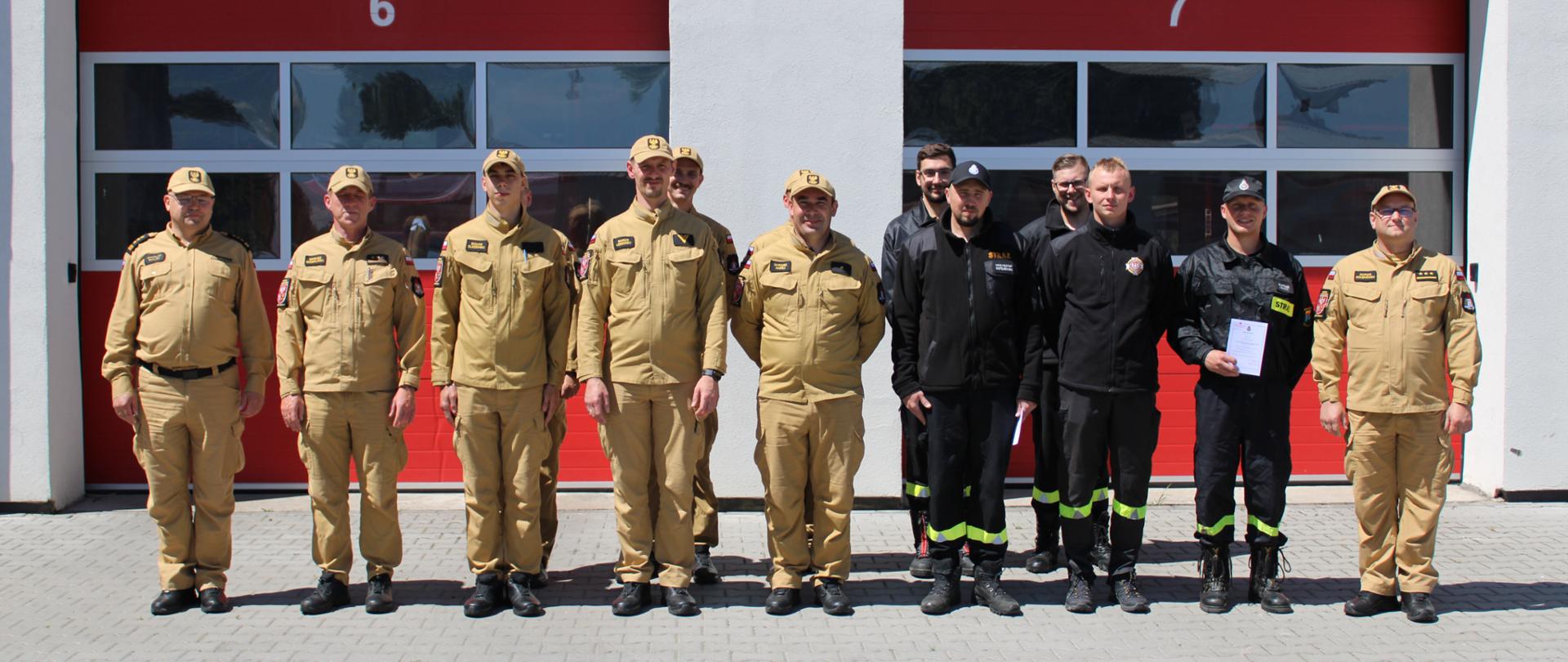 Strażacy KP PSP w Nidzicy i kursanci OSP po odbytym kursie kierowcy konserwatora OSP