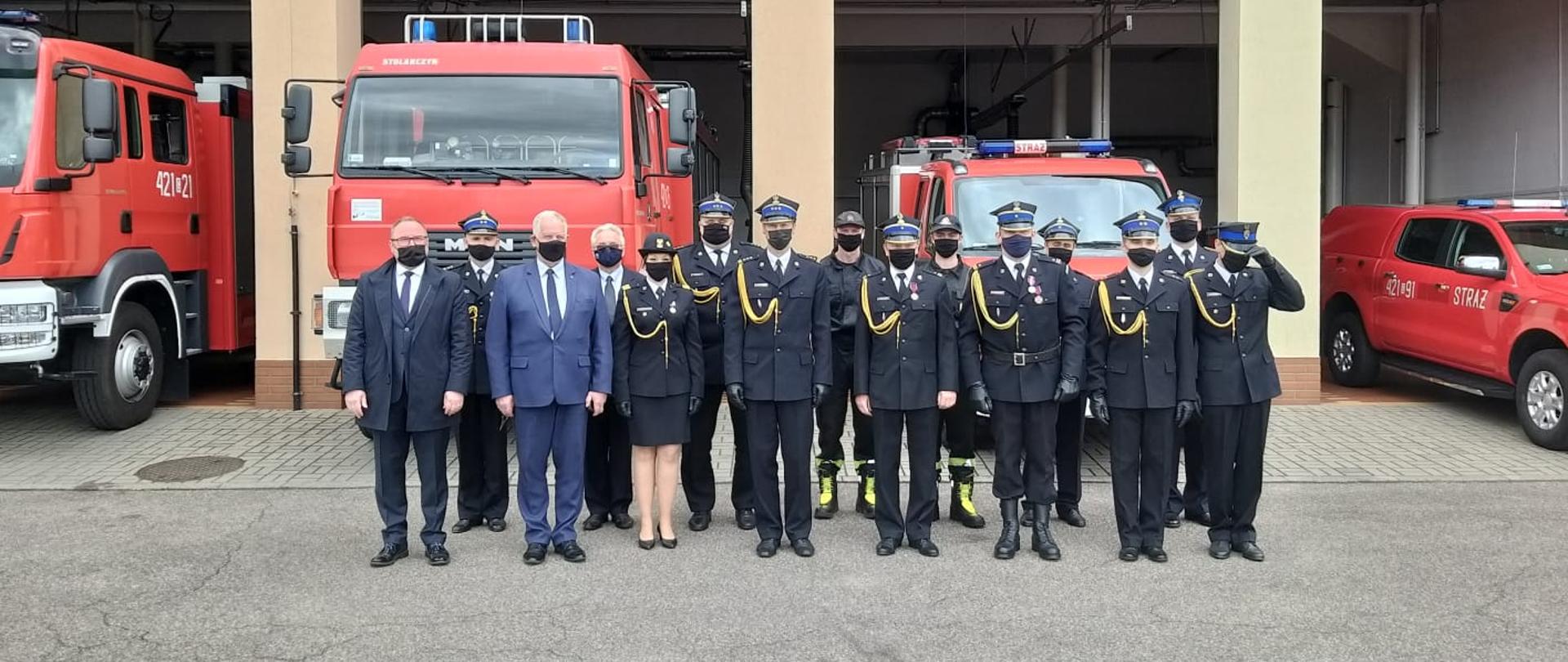 Na Placu KP PSP Człuchów stoją zaproszeni goście wraz z funkcjonariuszami PSP