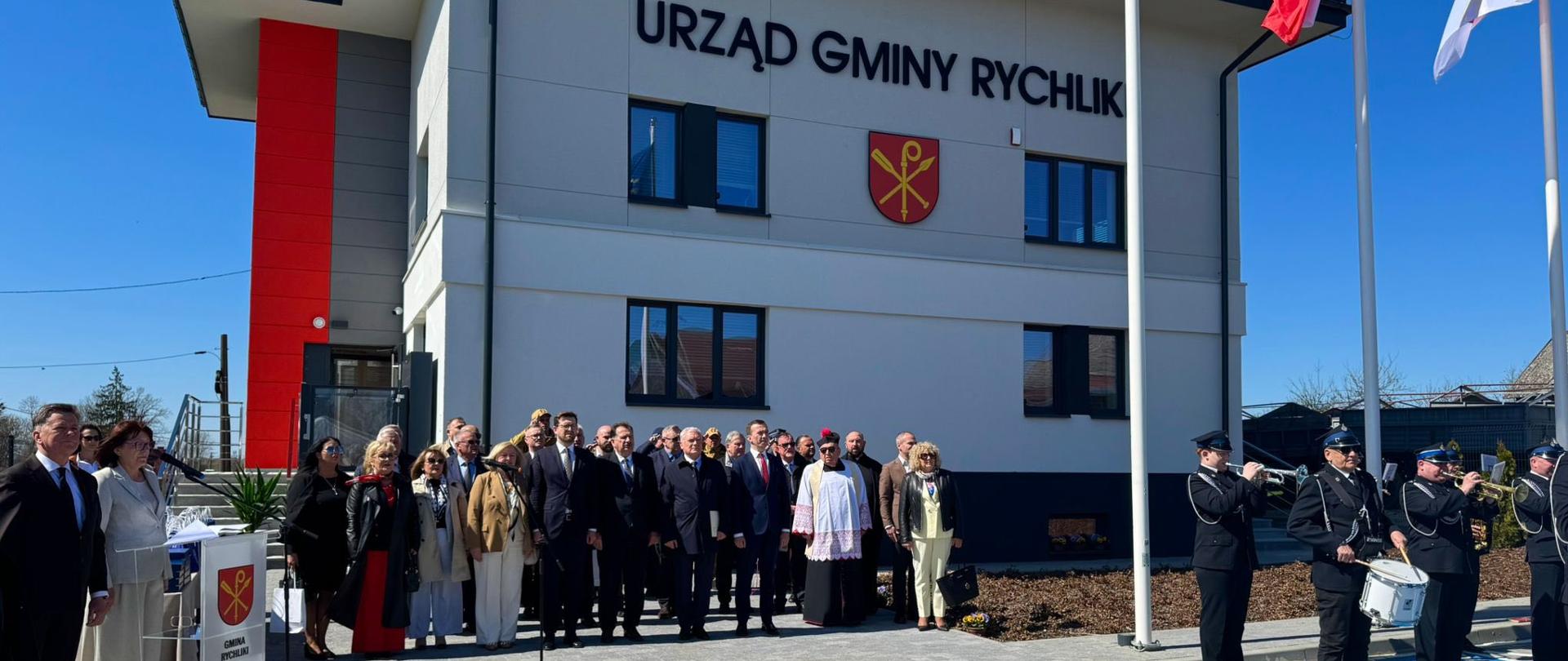 Otwarcie nowej siedziby Urzędu Gminy Rychliki: uczestnicy uroczystości przed nowym budynkiem.